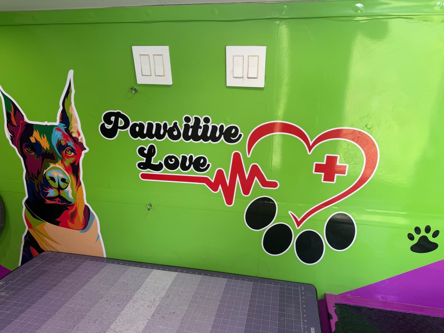 Peluquera de Pawsitive Love Dog con arte canino colorido